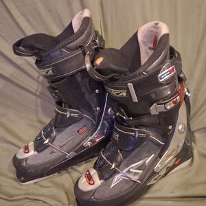 Nordica Women's Smartech Downhill Ski Boots. (Size 12 - Mondo 29)